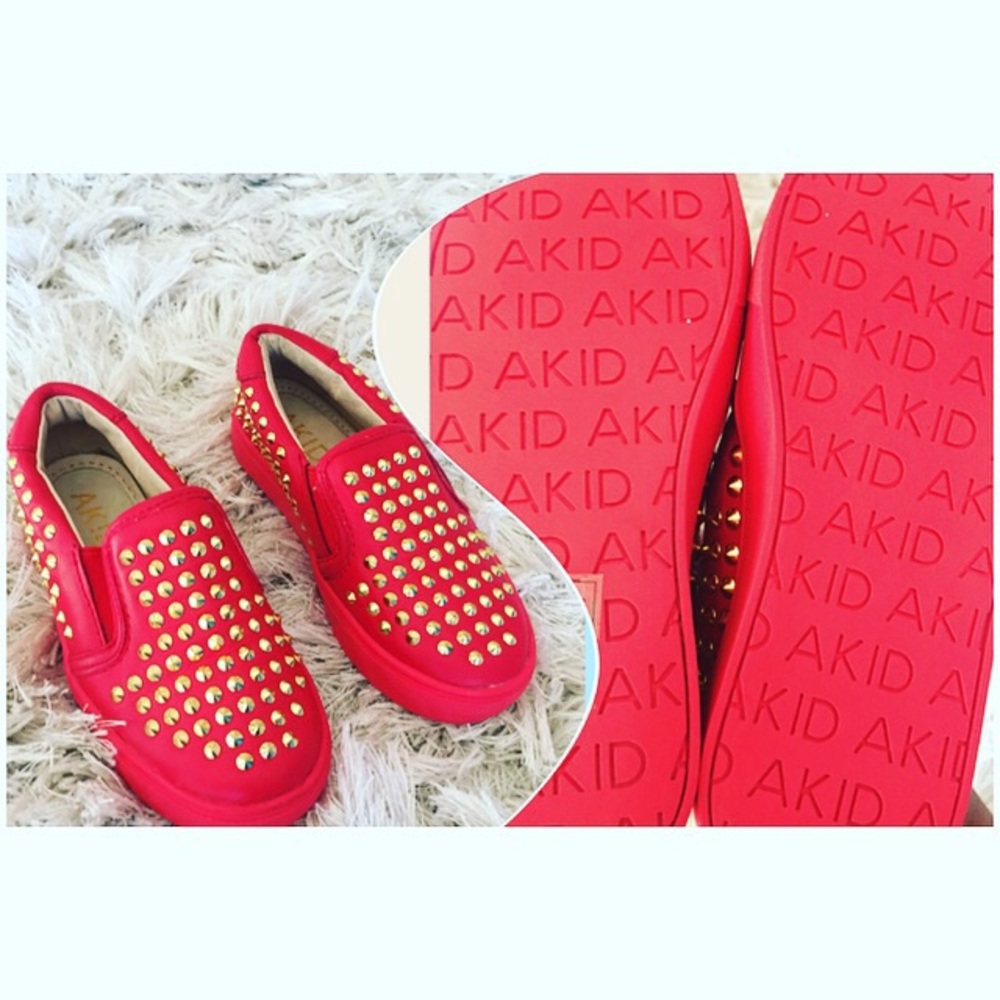 Kids boat decks sneakers size is 9 toddler size